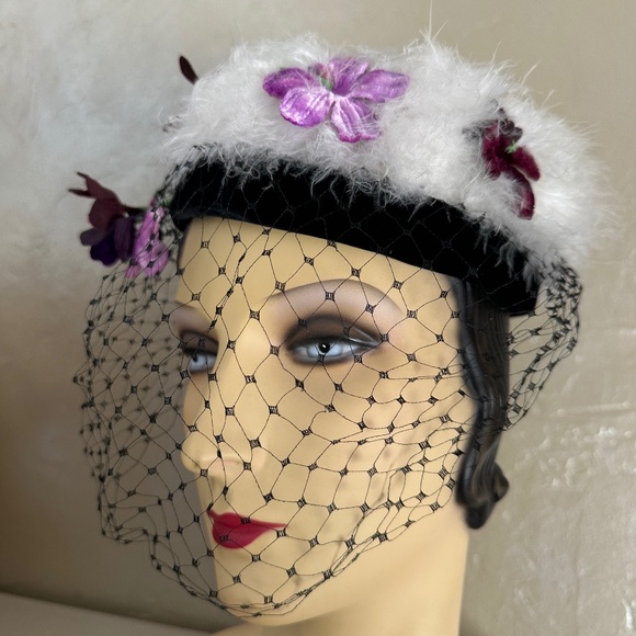 PRECIOUS 1950s\' WHITE FEATHER TAM - BLACK VELVET EDGING & PURPLE  \